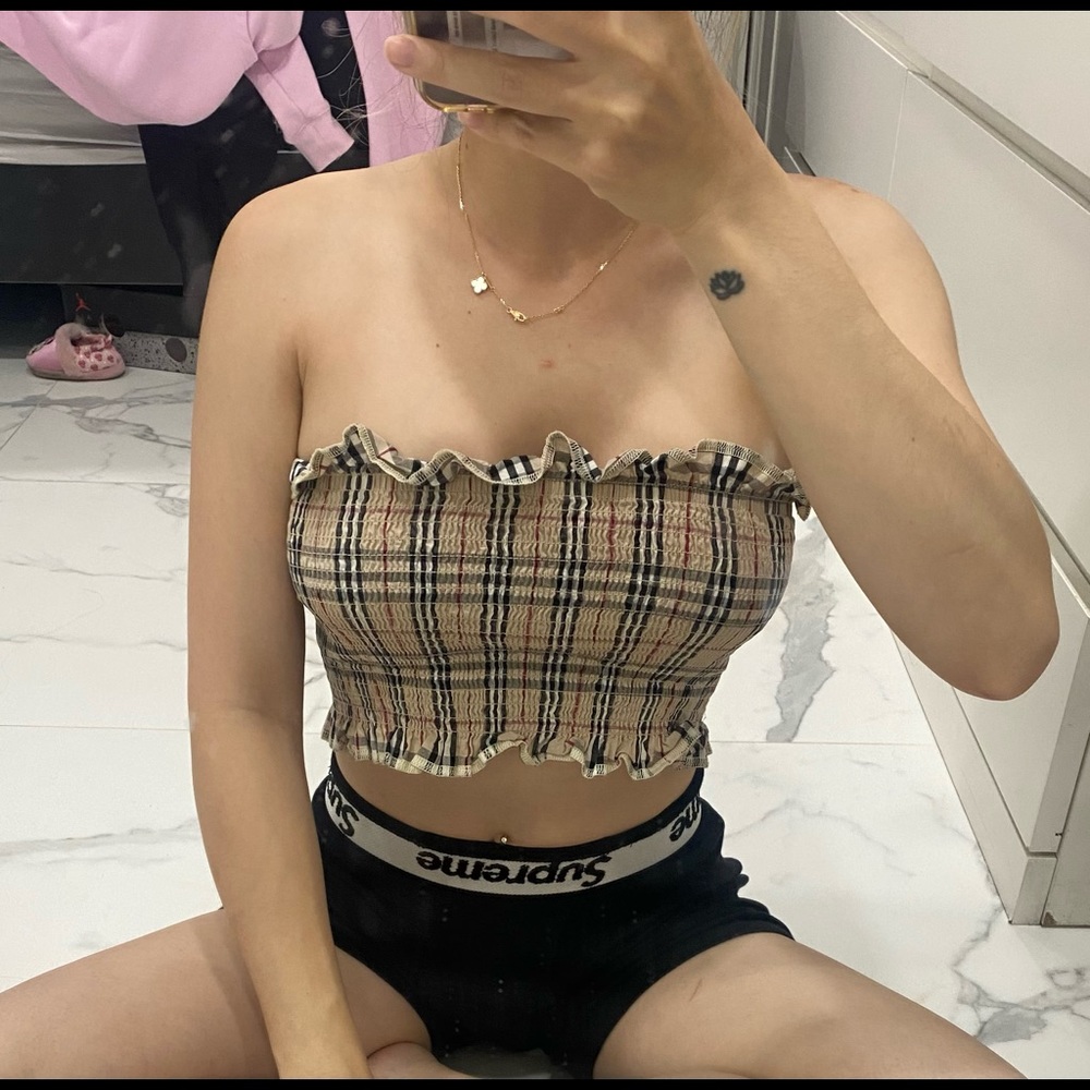 -Criss cross print ruffled top